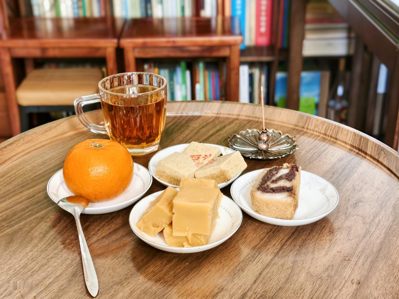 春和景明之时，闲坐家中享受悠闲下午茶。茶是云南红茶，点心有静真轩的豆面糕、邻居玛