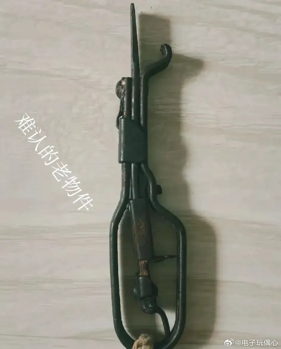 这是在奶奶屋子里翻出来的老物件，问了快130个人了，都说没见过
