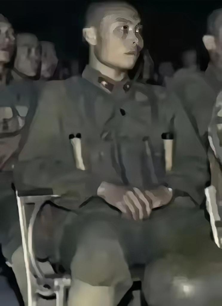 老山前线的猫耳洞里，韦桂黔把水壶里最后一口凉水递给新兵吴冬梅，洞外的照明弹一轮高