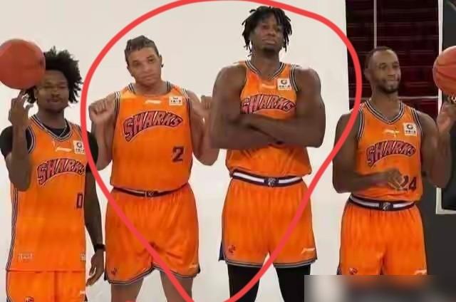 不影响季后赛，到跑起来还疼，上海男篮只用了9天，谁能想到，9天前还被教练卢伟拍着