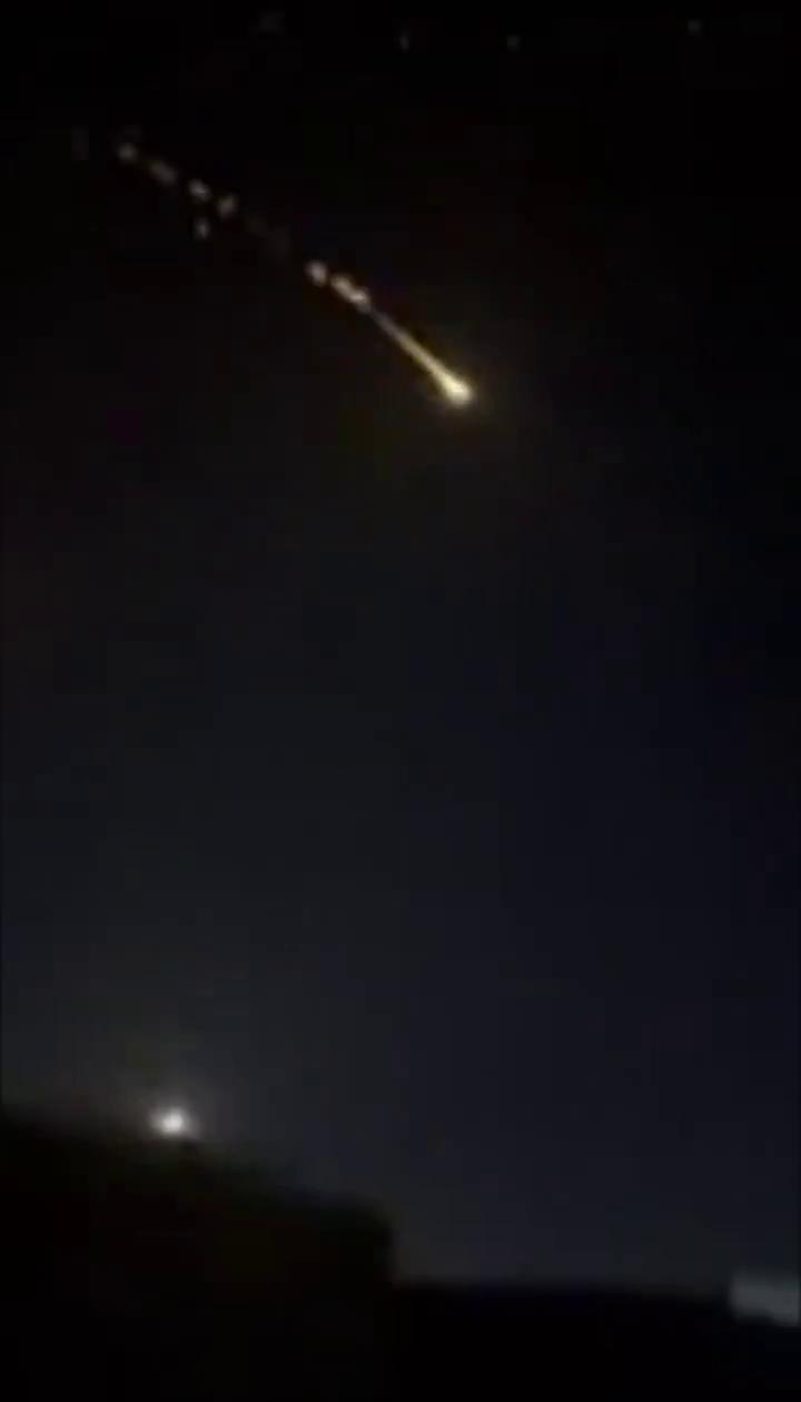 导弹正在突防巴林的美军目标：超音速导弹，末端俯冲重力加速，近乎垂直俯冲，从头顶打