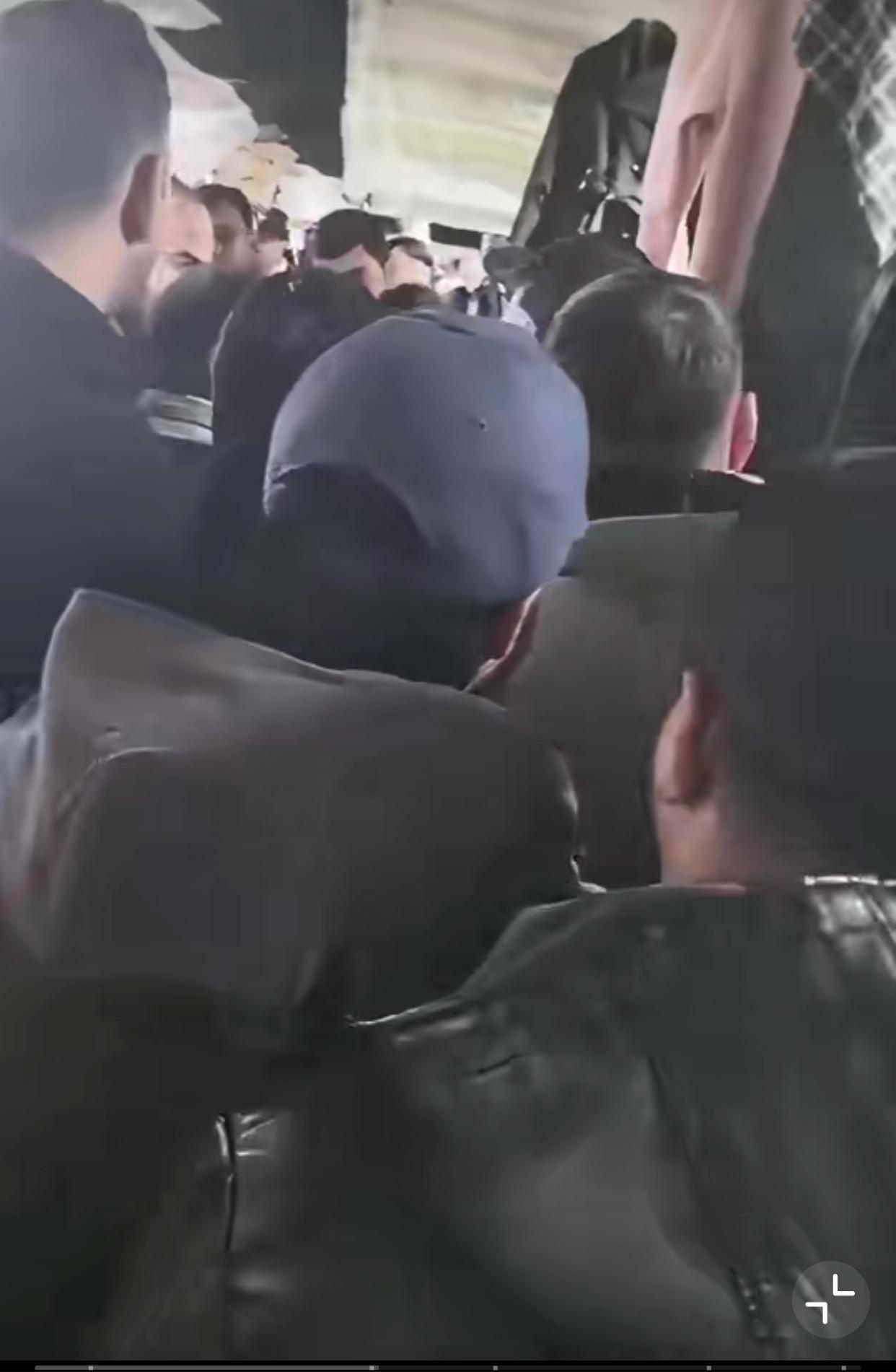 昨天，义乌宾王夜市，有外国游客偷店家衣物，先是偷走一套灰色的，之后又拿走一套紫色