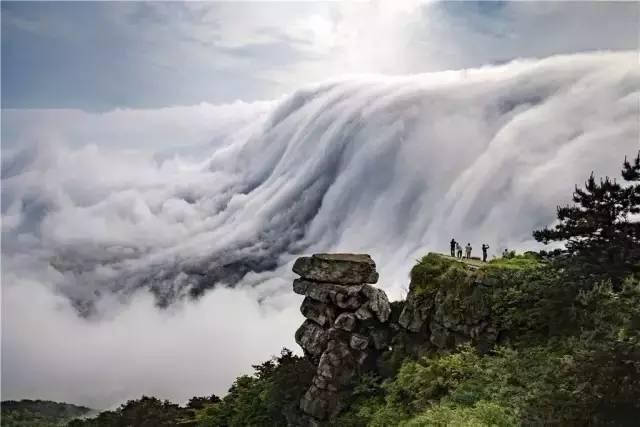 每当下雨之后,在庐山剪峡,五老峰一带,常常能偶遇瀑布云.
