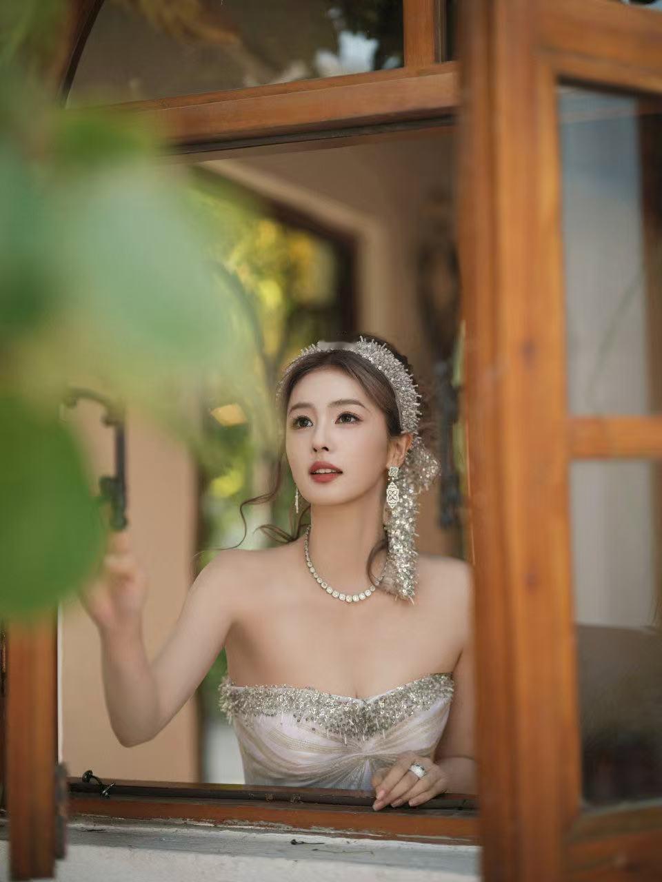 白鹿水晶发带公主裙​​​这个白鹿已经美的不知天地为何物了～太好看了吧！微博视界