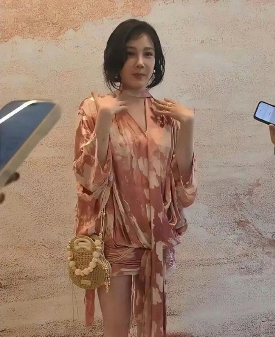陈小纭这也太夸张了，大腿小腿几乎一样细，看起来好精致