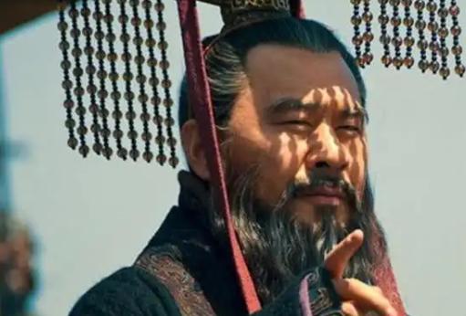 曹操收留吕布和不收吕布各有哪些利弊？ 曹操在白门楼下凝视吕布时，眼前闪过的不