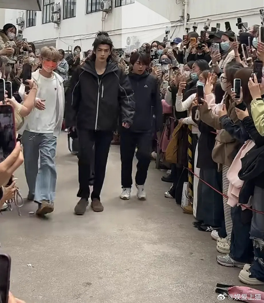 张凌赫上班路透怎么老是拉着个脸