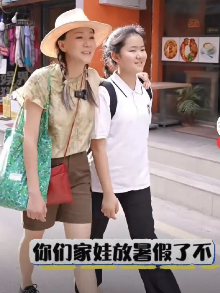 看看演员高鑫和王一楠的闺女长啥样？小姑娘正在青春期，有点胖胖的。这也跟父