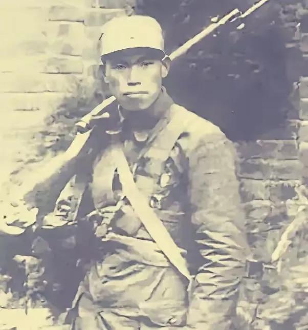 1937年平型关战役，25岁的营长梁兴初冲入敌阵与日军白刃搏杀，战后浑身是血瘫倒