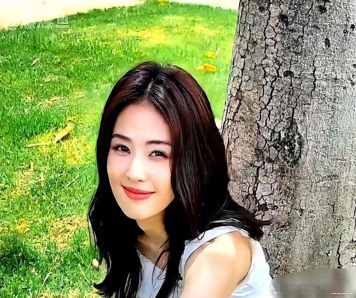 别再被白鹿骗了，这才是真实的白鹿。​曾舜希在采访里说过，拍戏这么久从没见白鹿带过