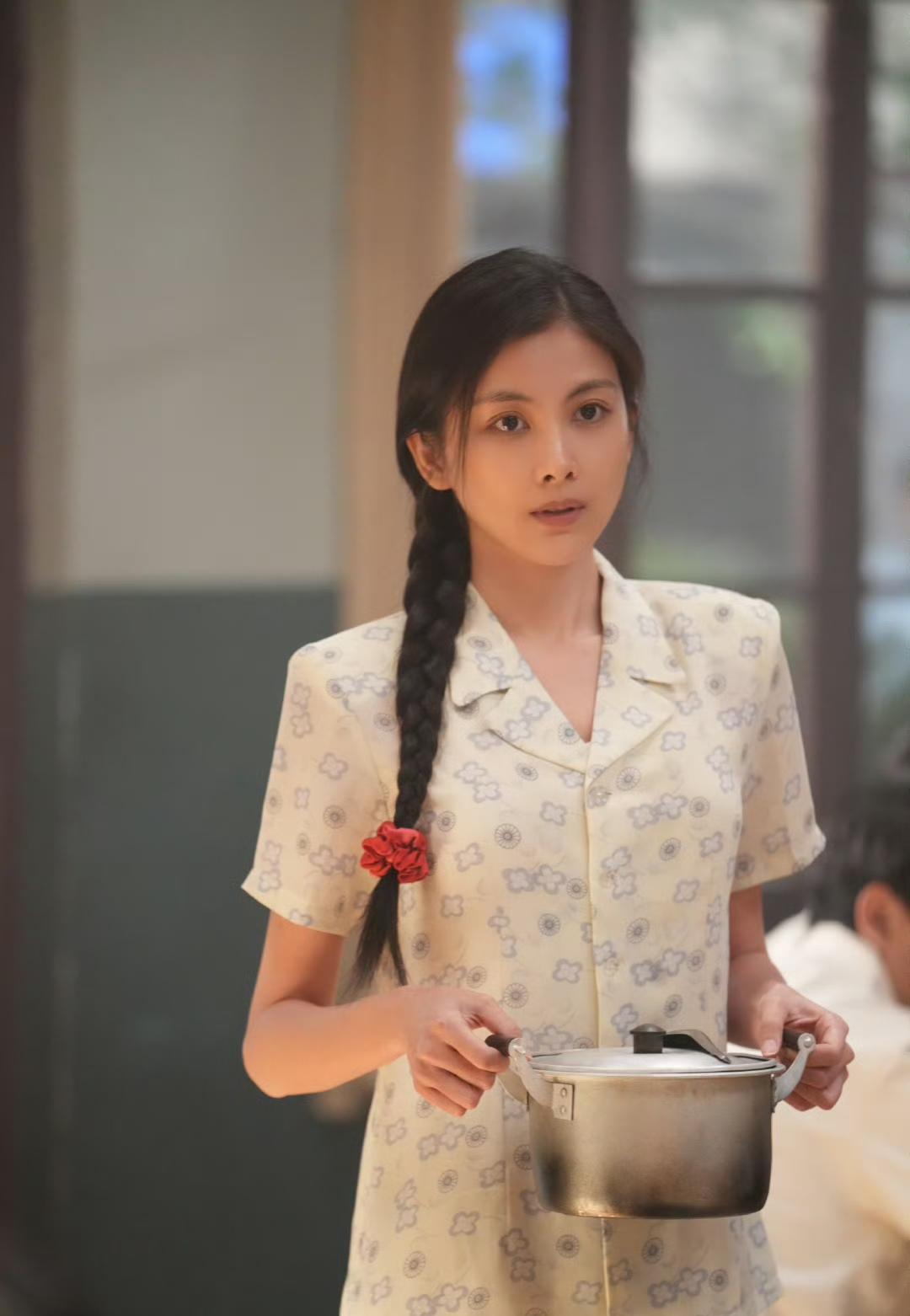 《小城大事》王伊瑶扮演的孙小燕造型与王伊瑶在《与凤行》里的角色造型差别也太大了吧