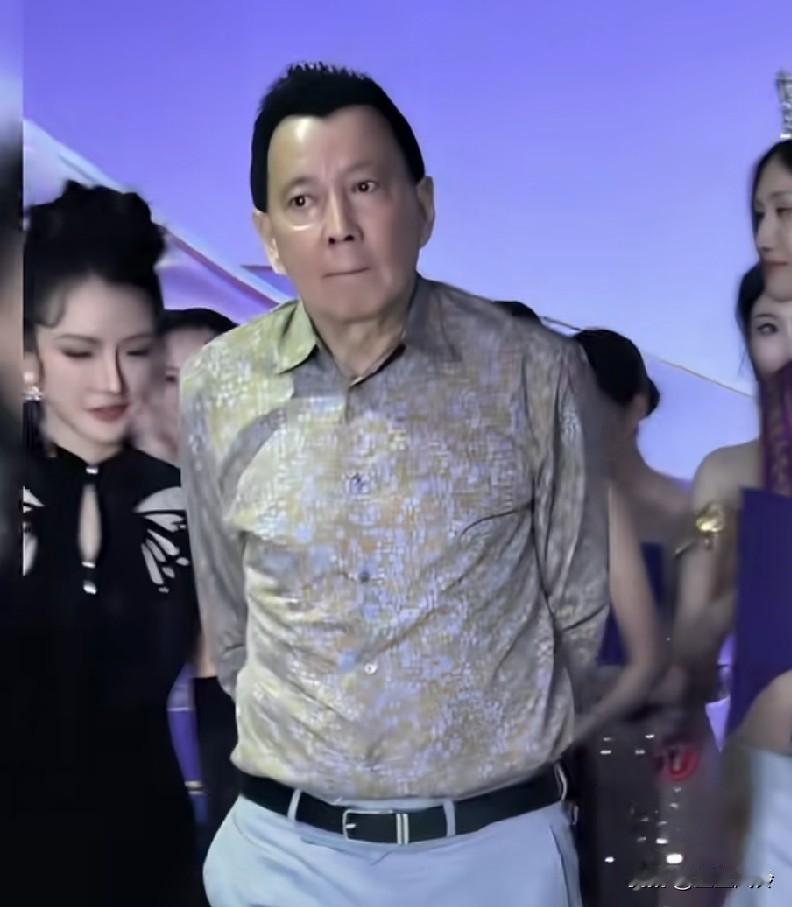 从面相上看，不是善类，非常人可比！这老玩意有点嚣张，这种人放90年代在街上不挨揍