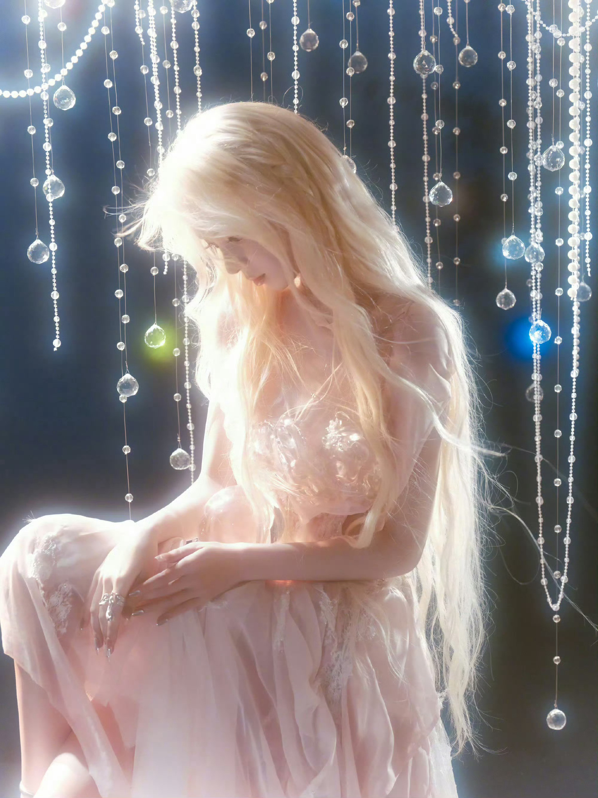 陈瑶金发美成啥了金发瑶妹是吃仙女棒长大的吧！这头金色长发配上她的小脸蛋，根本是