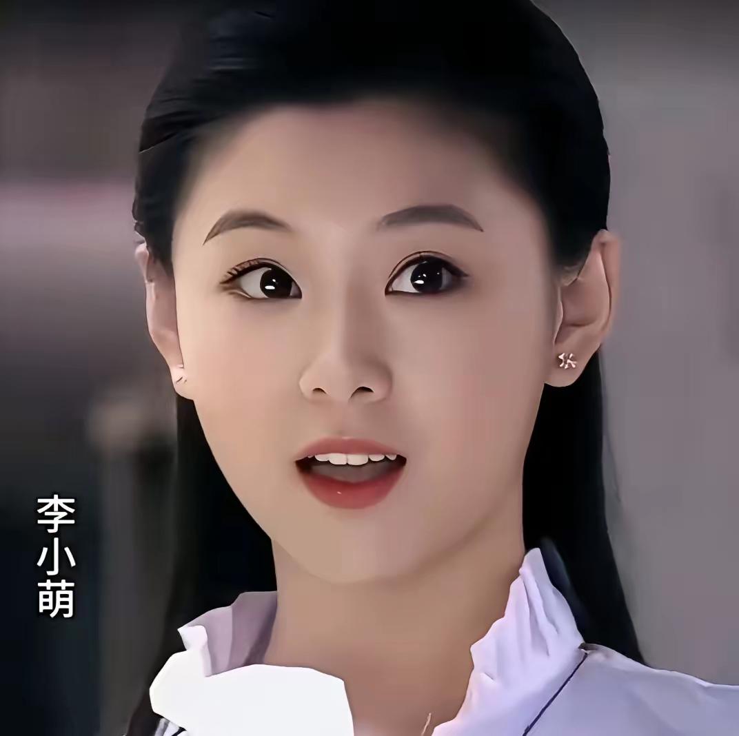 董洁不是娃娃脸，本人黑瘦，脸上没肉，很显老，只有李小萌是娃娃脸，生了两个儿子，自