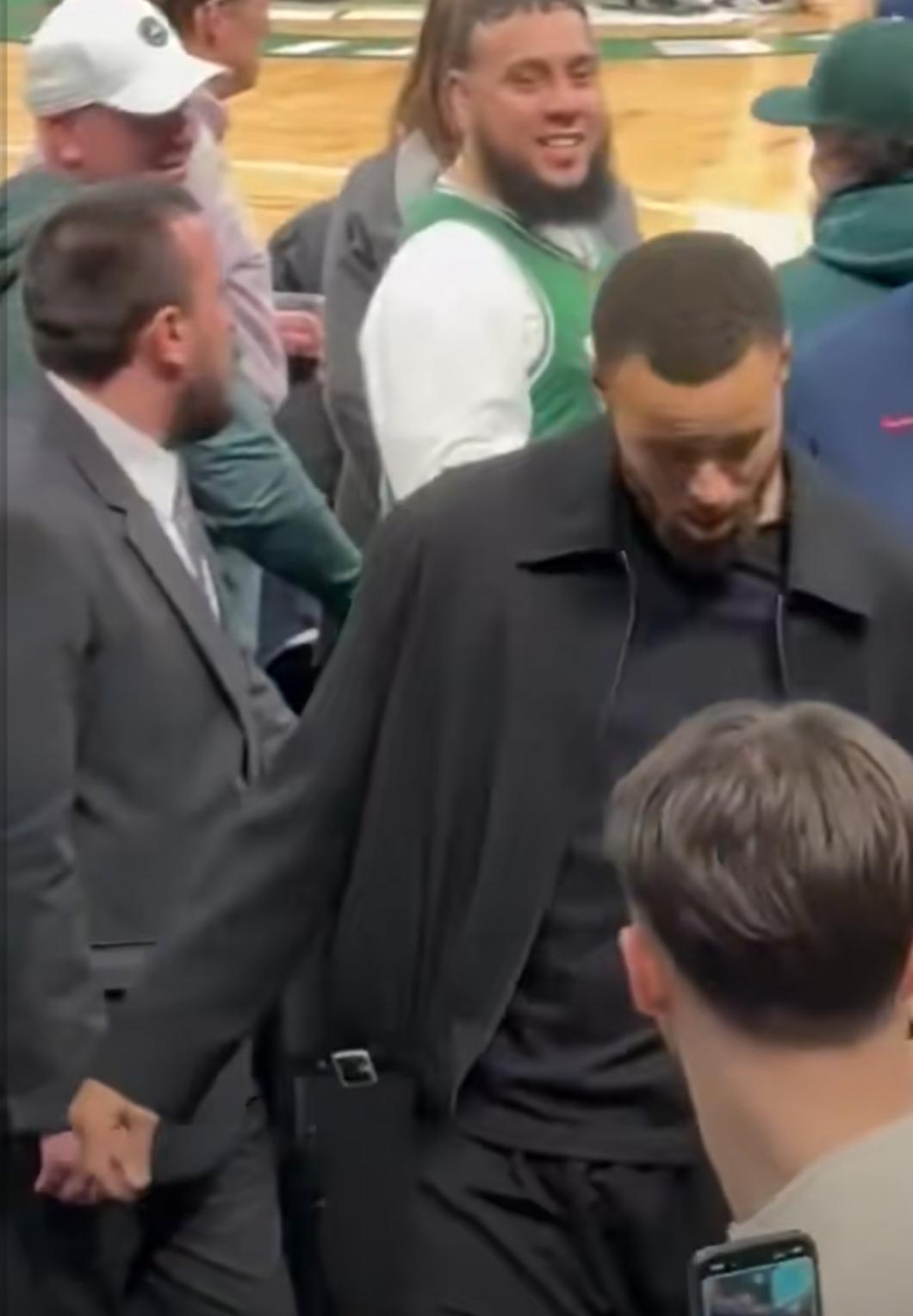 库里罕见发怒，凯尔特人球迷做得过分了！勇士和凯尔特人之间早就因为曾经的总决赛