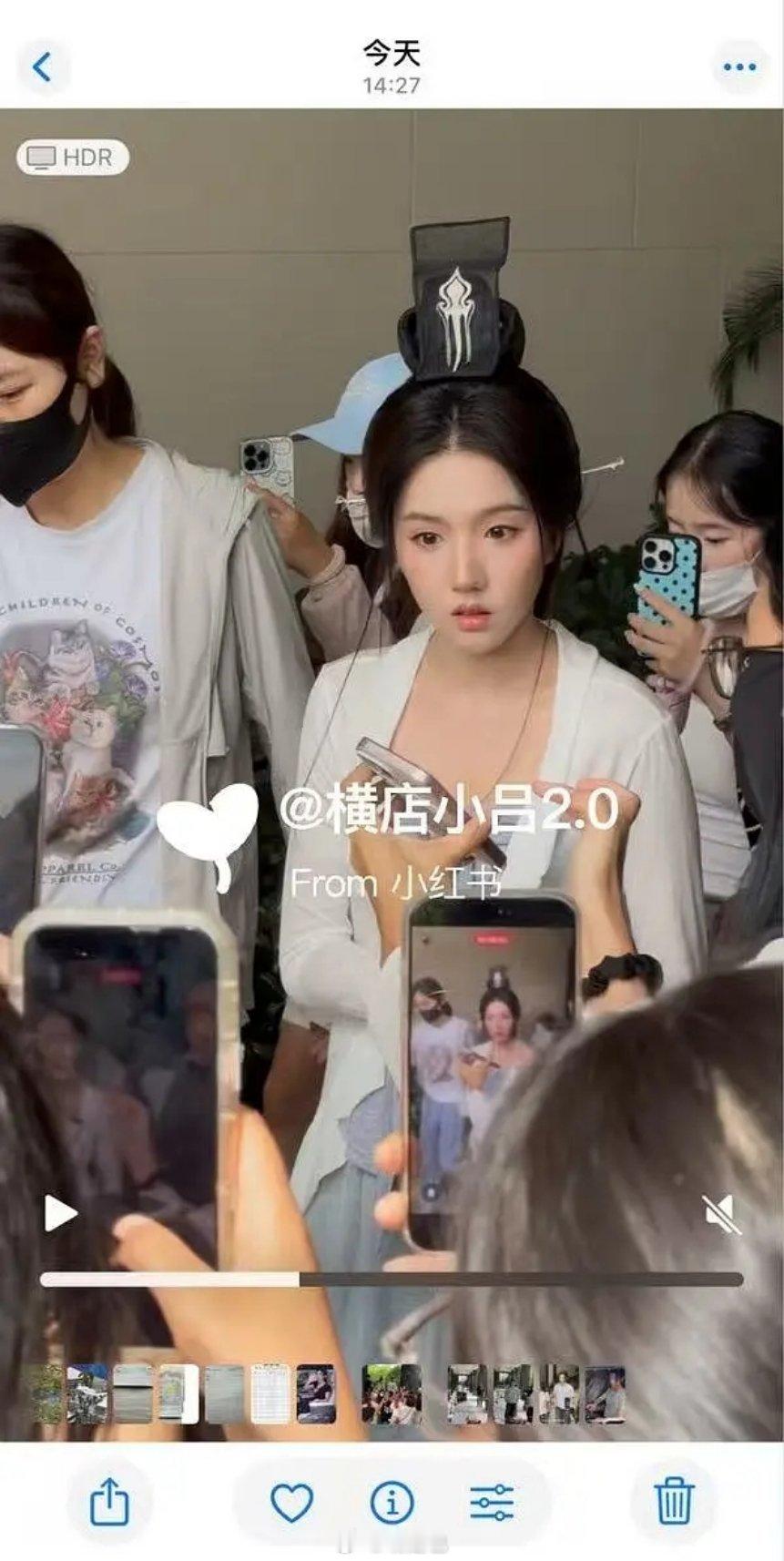 一个剧组的女演员，这妆容不是虞书欣自己喜欢我不信