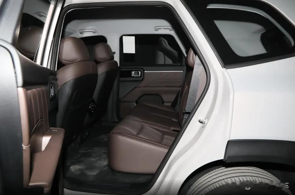 五菱再次打破行业底线，中型SUV+5/7座可选，最低只要6万多！看了五菱才线