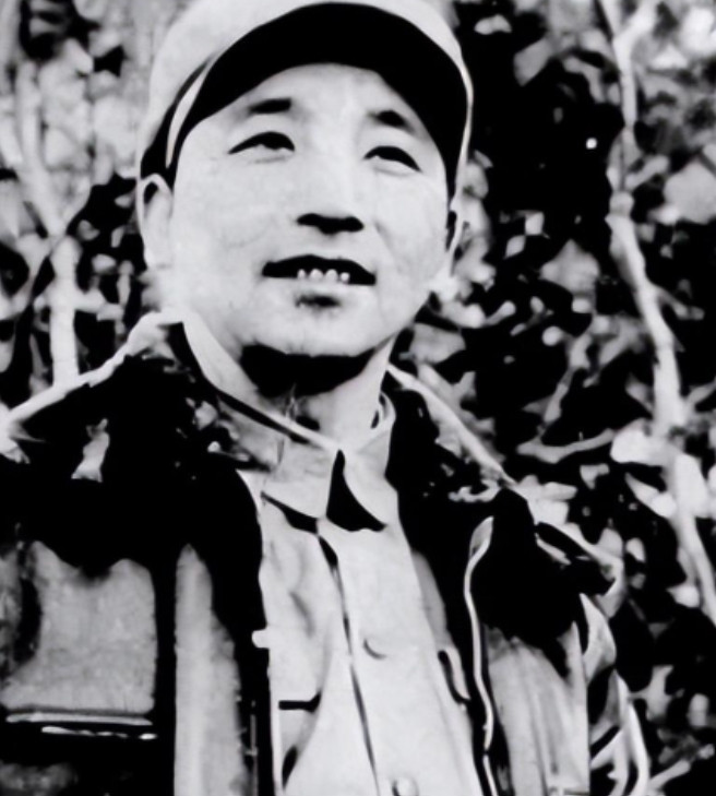 1936年，秦基伟在西北战场上被马家军俘虏。为了保命，他谎称自己是伙夫，试图蒙混