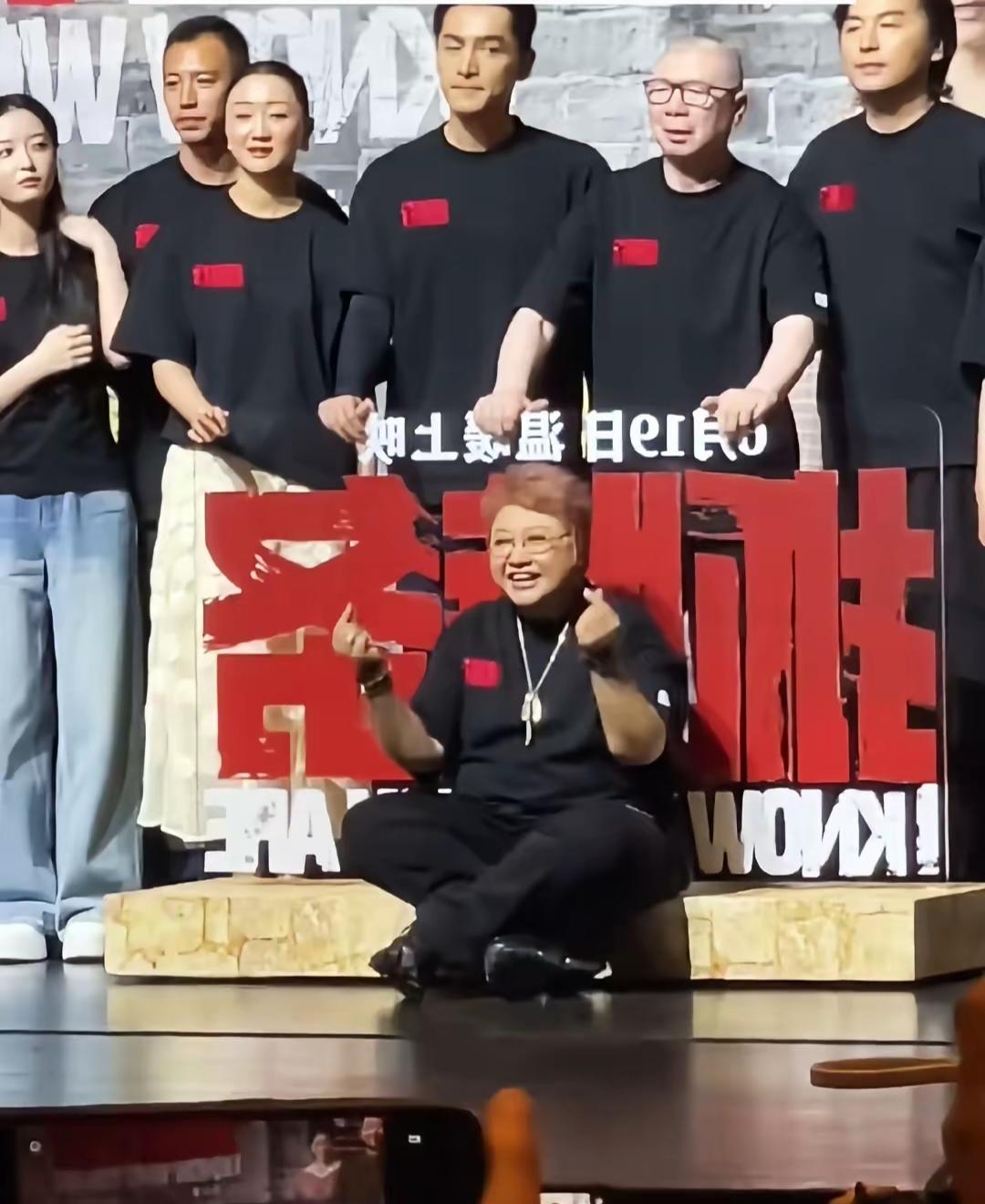 胡歌其实才是那个在《抓特务》中比较尴尬的存在。因为抓特务票房不好，冯小刚可以继