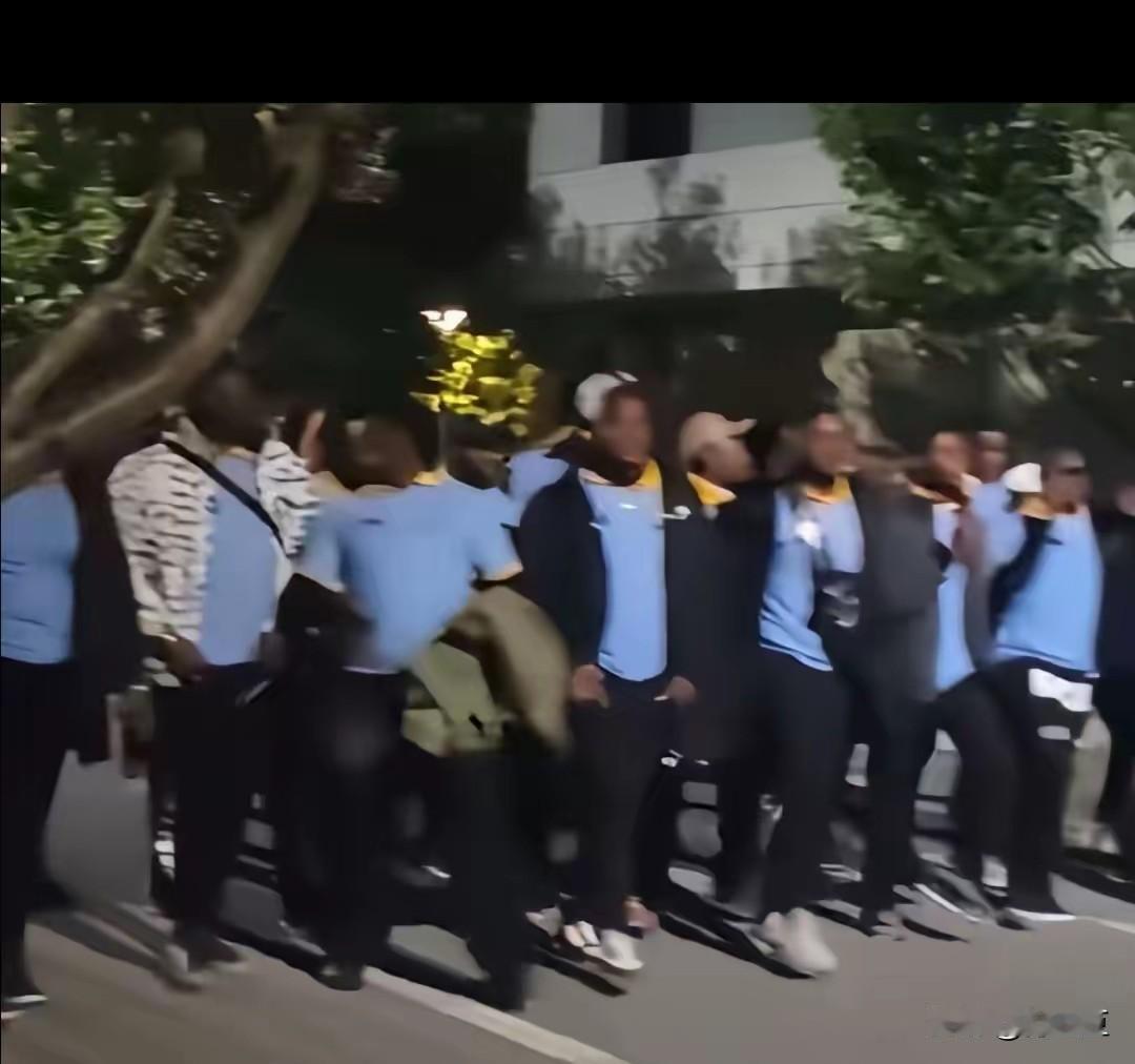 天津，天狮学院的事，大家都知道了吧？事情简单，不知道为何，上百名黑人学生排成长