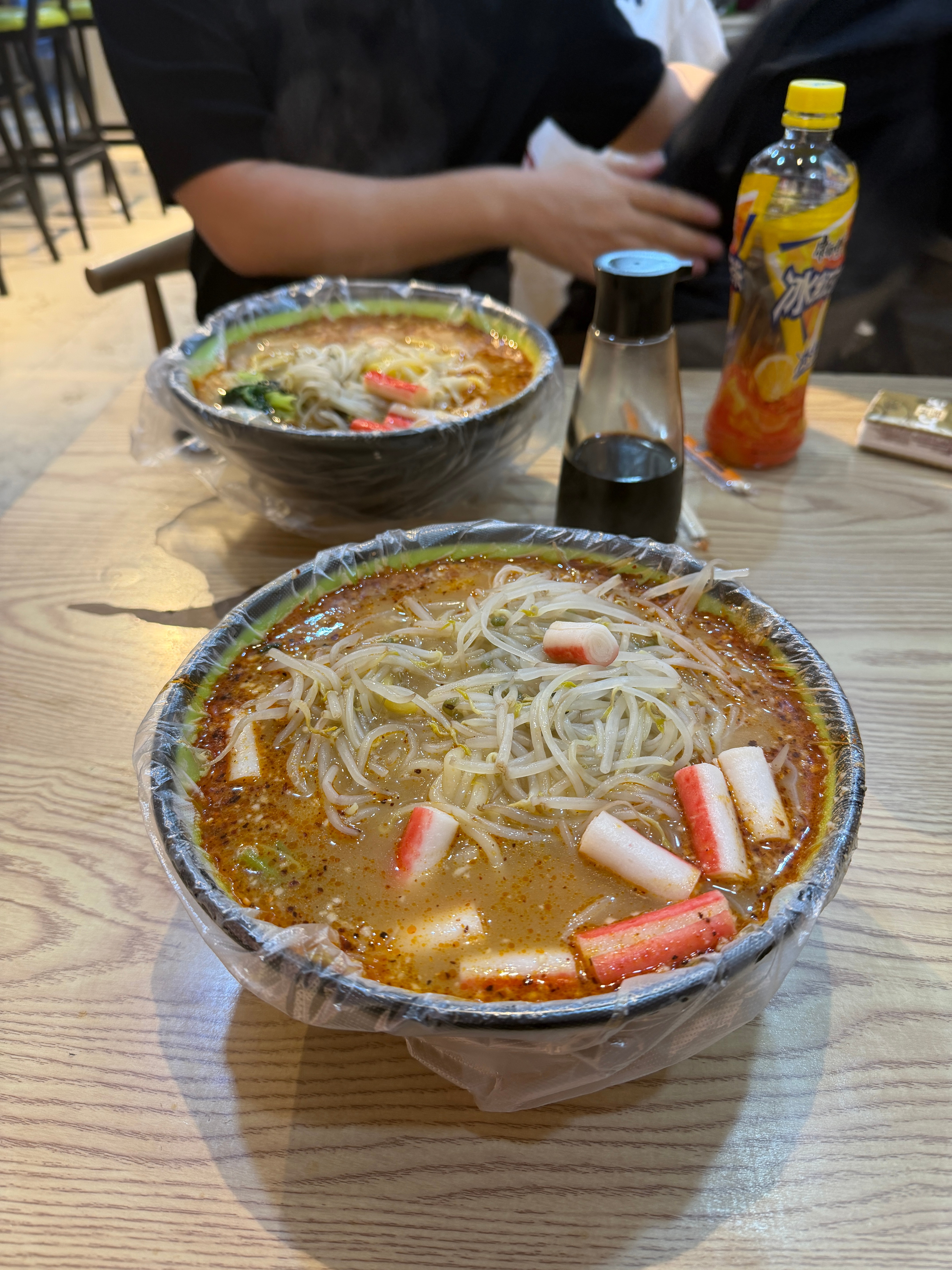 东北的刘文祥麻辣烫太有说法了。这外卖一批接一批，后厨根本做不完……