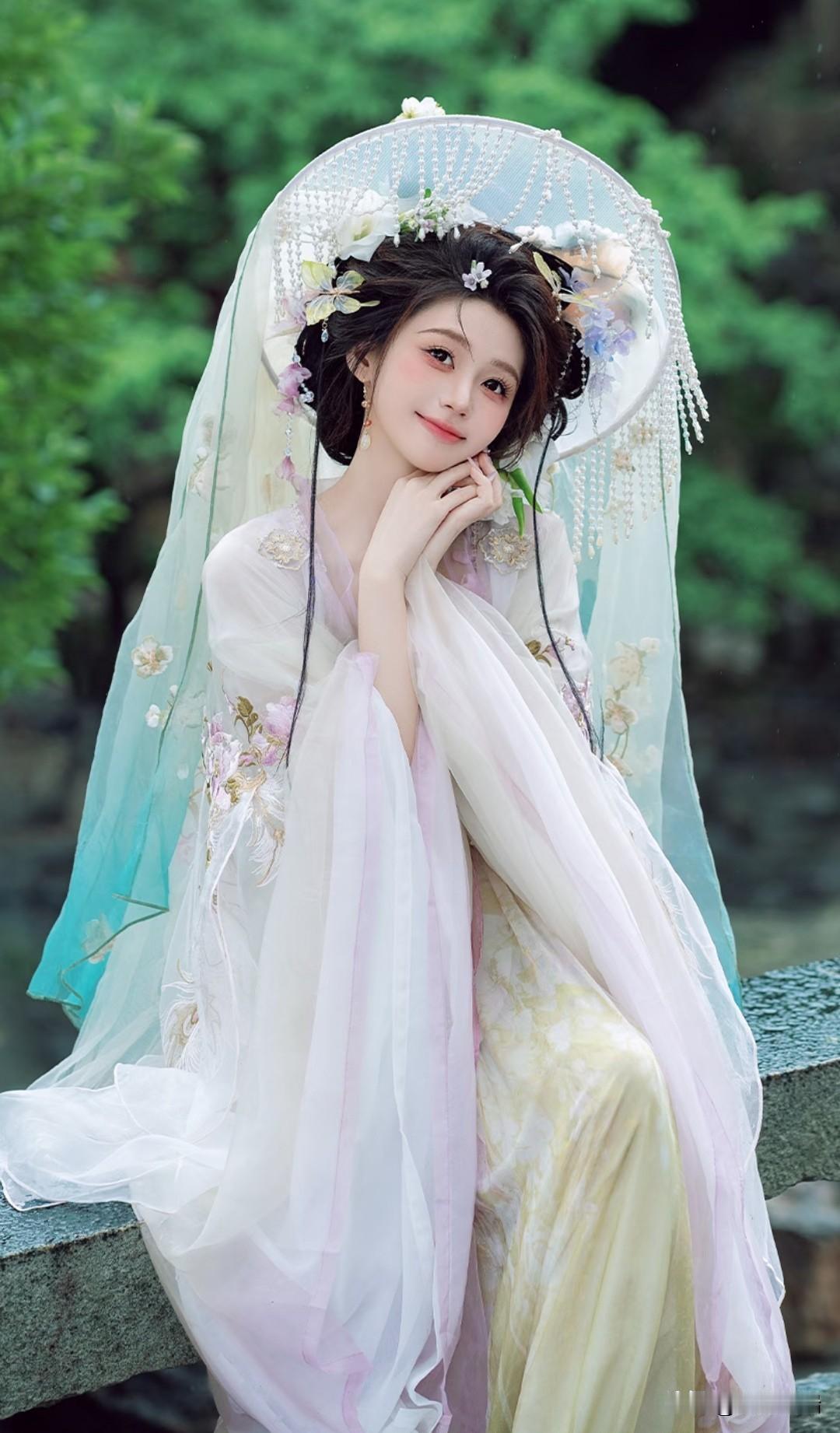 梦幻古风少女，花枝招展，仙气缭绕。