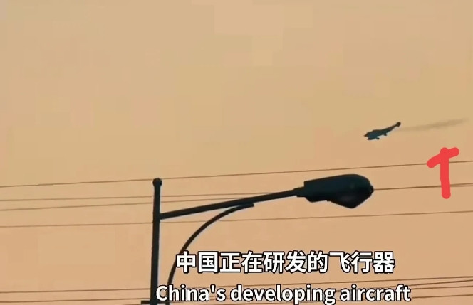 歼36俯冲时给了一点油，不多，股屁后冒起了一小股黑烟，这是它近日着陆前的一个小动