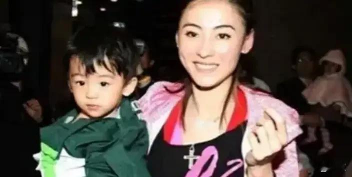 八年谣言尘埃落定，张柏芝三胎身世真相清晰2018年张柏芝在香港养和医院生下