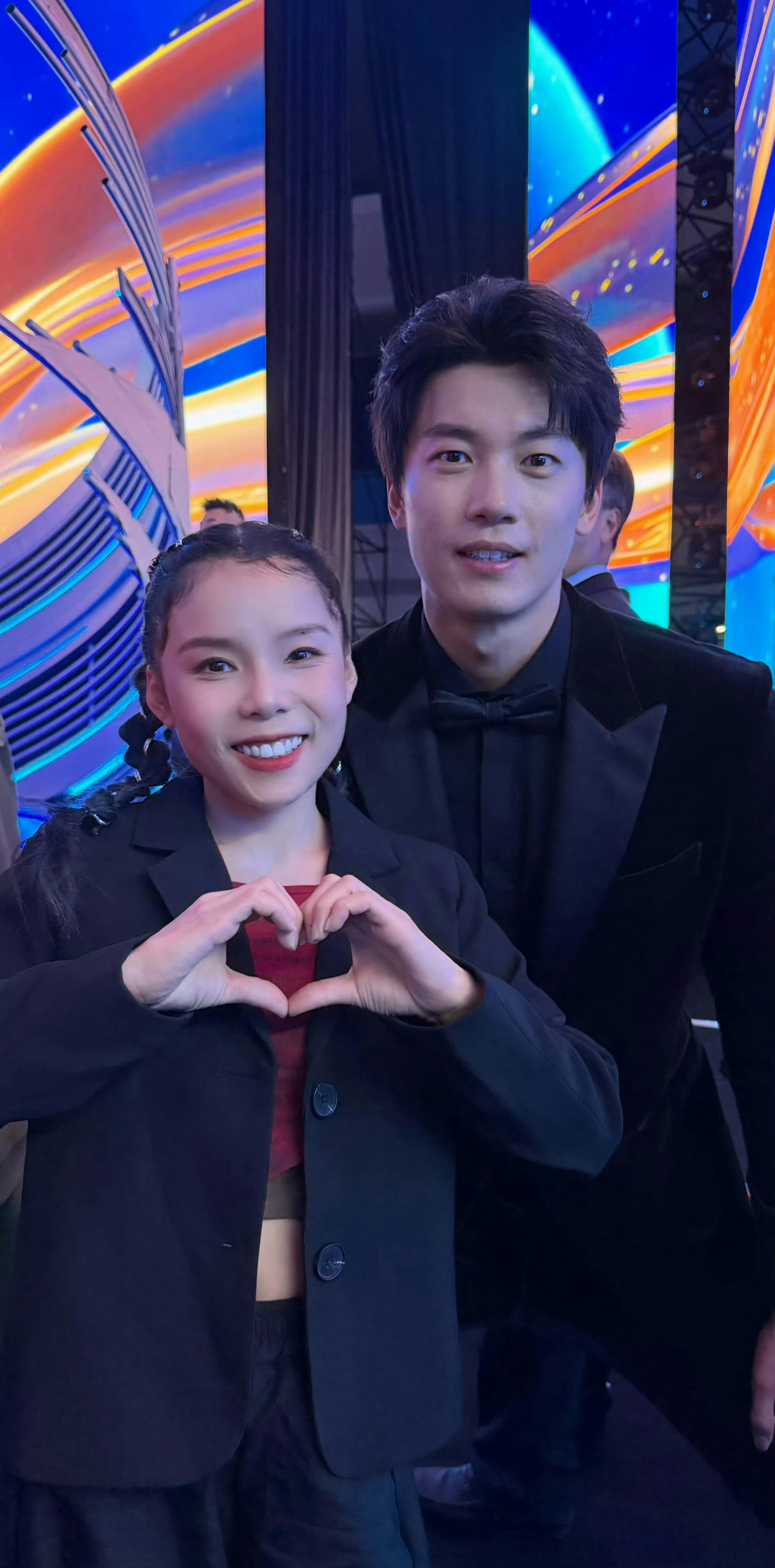 有家室的男孩是不会随便比心的