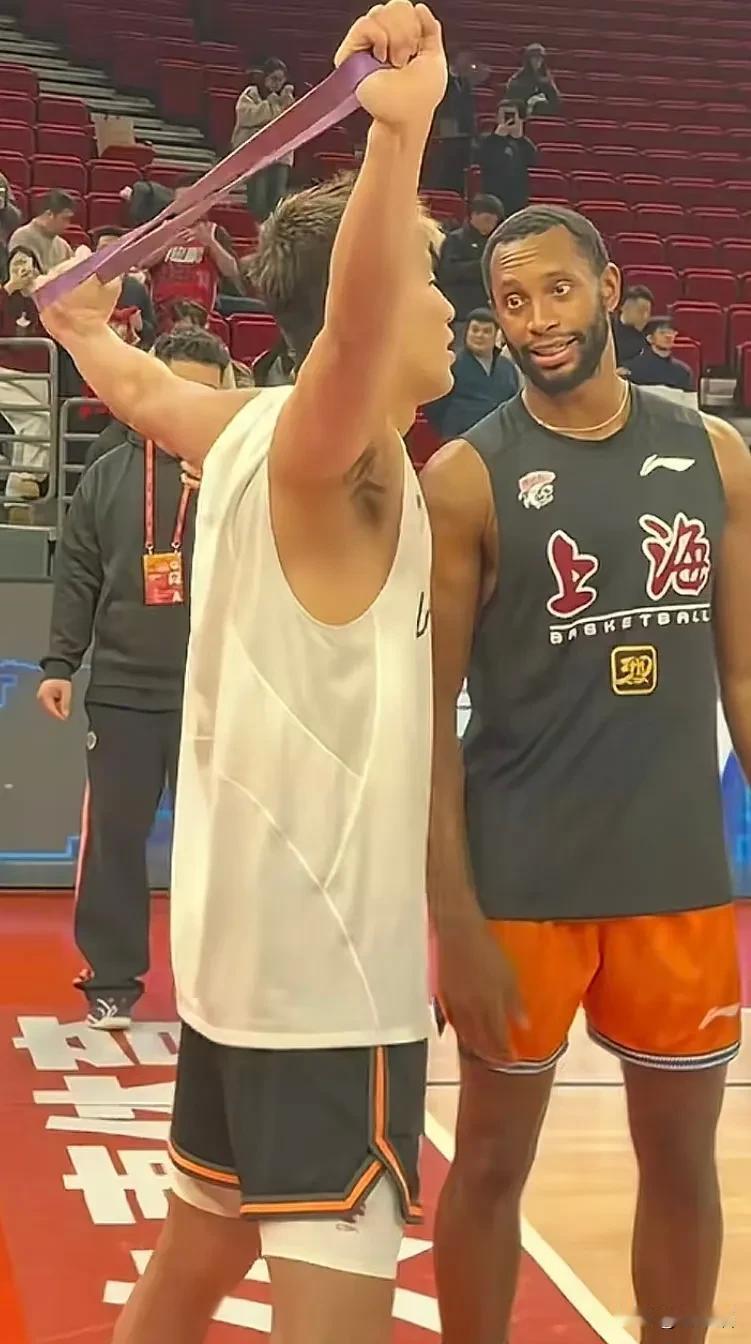 弗格再遇旧友，时光故事说不完广州赛场，人很多啊，上海对广州，弗格来了，他去龙