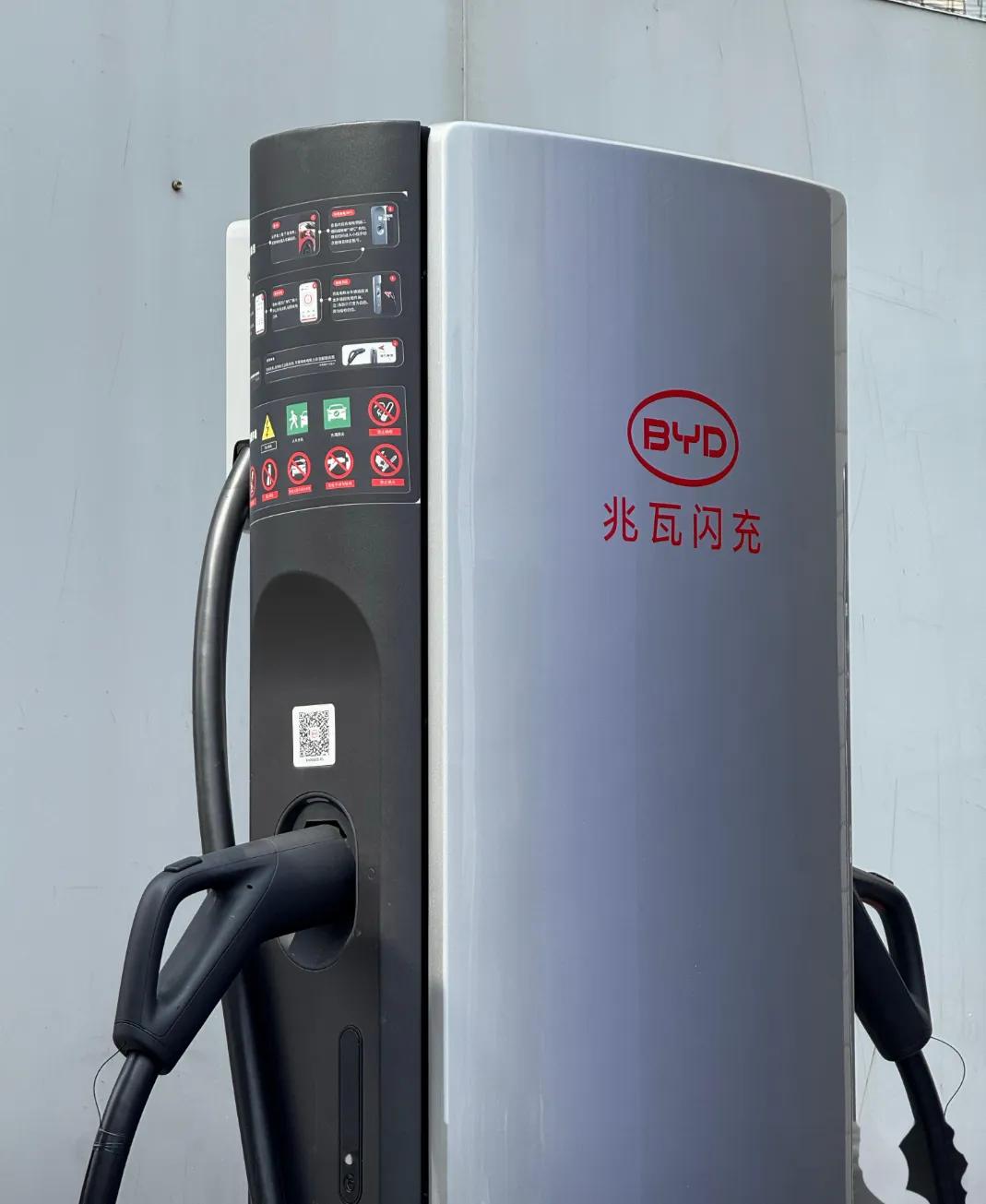 比亚迪兆瓦闪充的意义，其实并不是真正充电功率要达到1000kw有些人可能对充