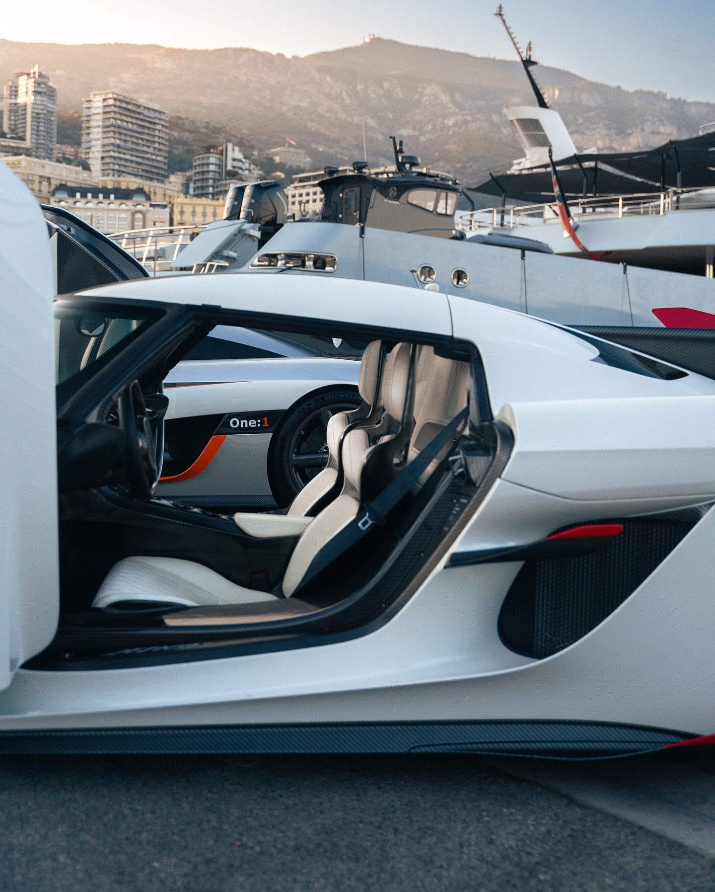 颜值党看过来，顶级艺术赛道级超跑，科尼赛克、红白配色泰酷啦！​​​