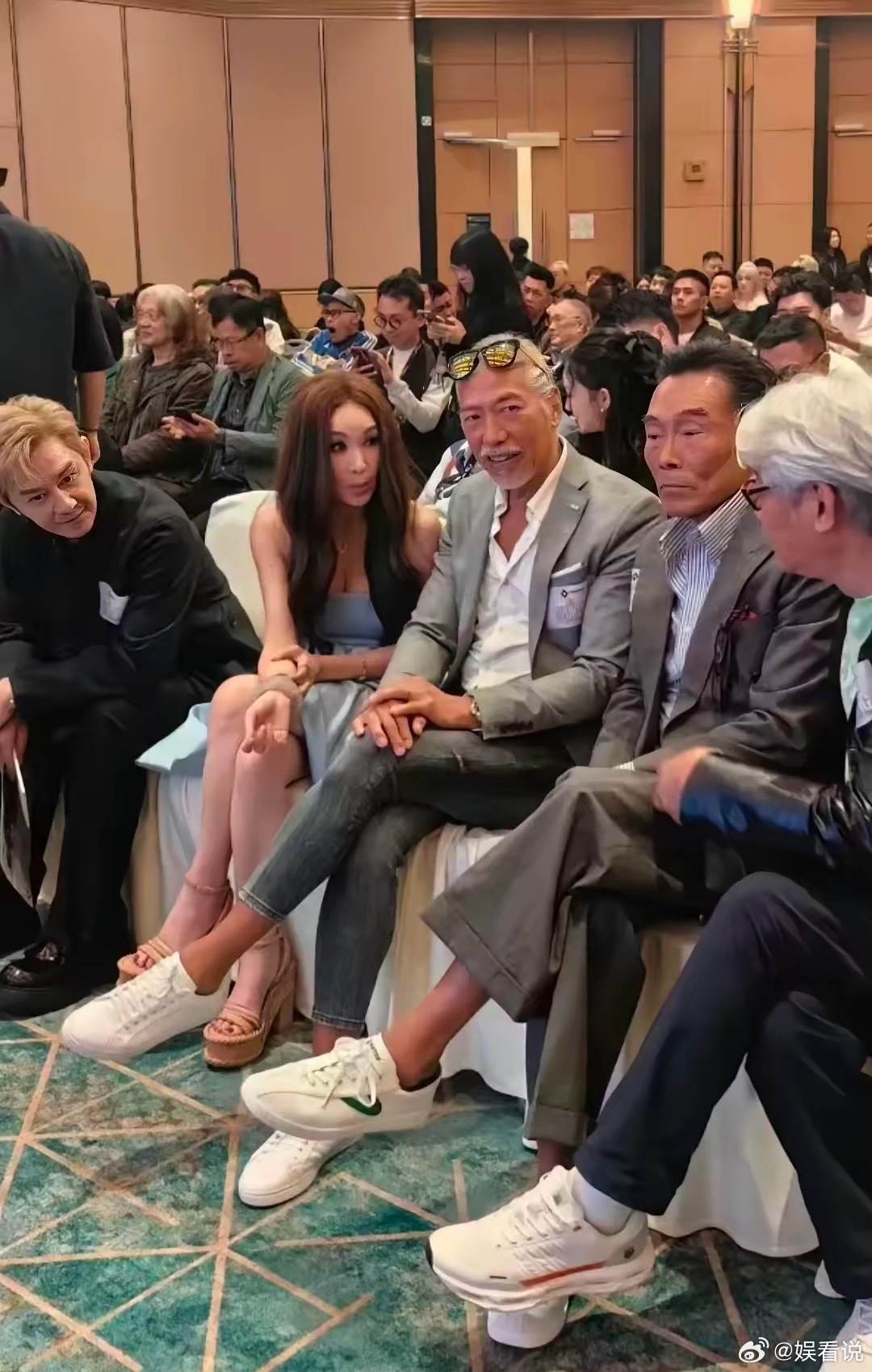 温碧霞现身香港影展，脱离了精修的她，太真实了！她的头发显得很枯燥，白发清晰可见，