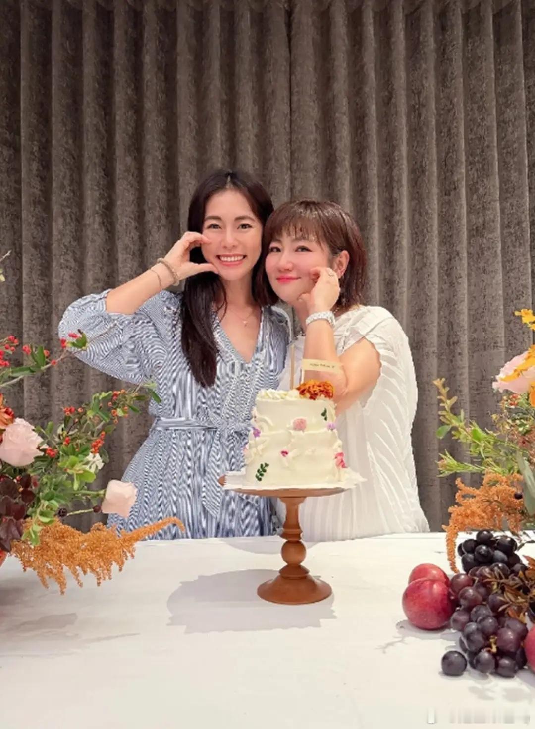 任家萱带2岁儿子回娘家，停工1年审美落伍，和妹妹同框变陪衬！！！