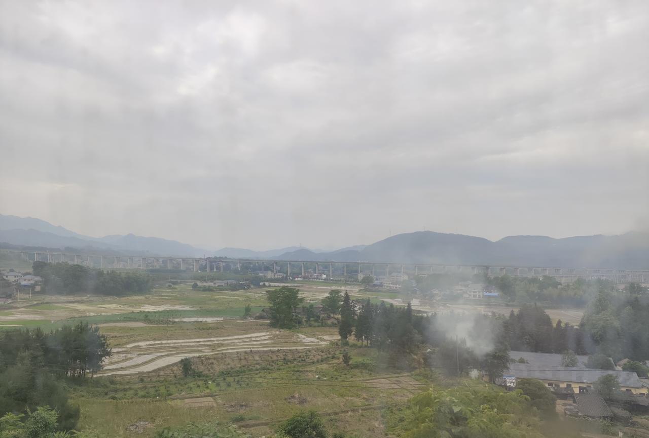 王大爷劳动回家，路过寡妇家门口，被寡妇拦住，要王大爷帮个忙，王大爷连忙摆手，说寡