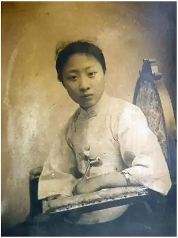 1922年，54岁的黄金荣如愿迎娶24岁的露兰春。新婚夜，黄金荣迫不及待地想要洞