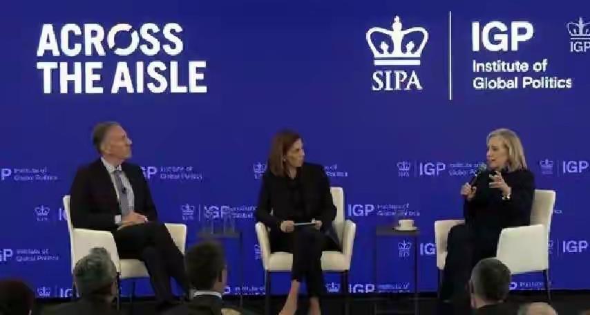 最近刷到条新闻乐了——美国前国务卿希拉里在纽约一个外交论坛上，张嘴就来了句：“我