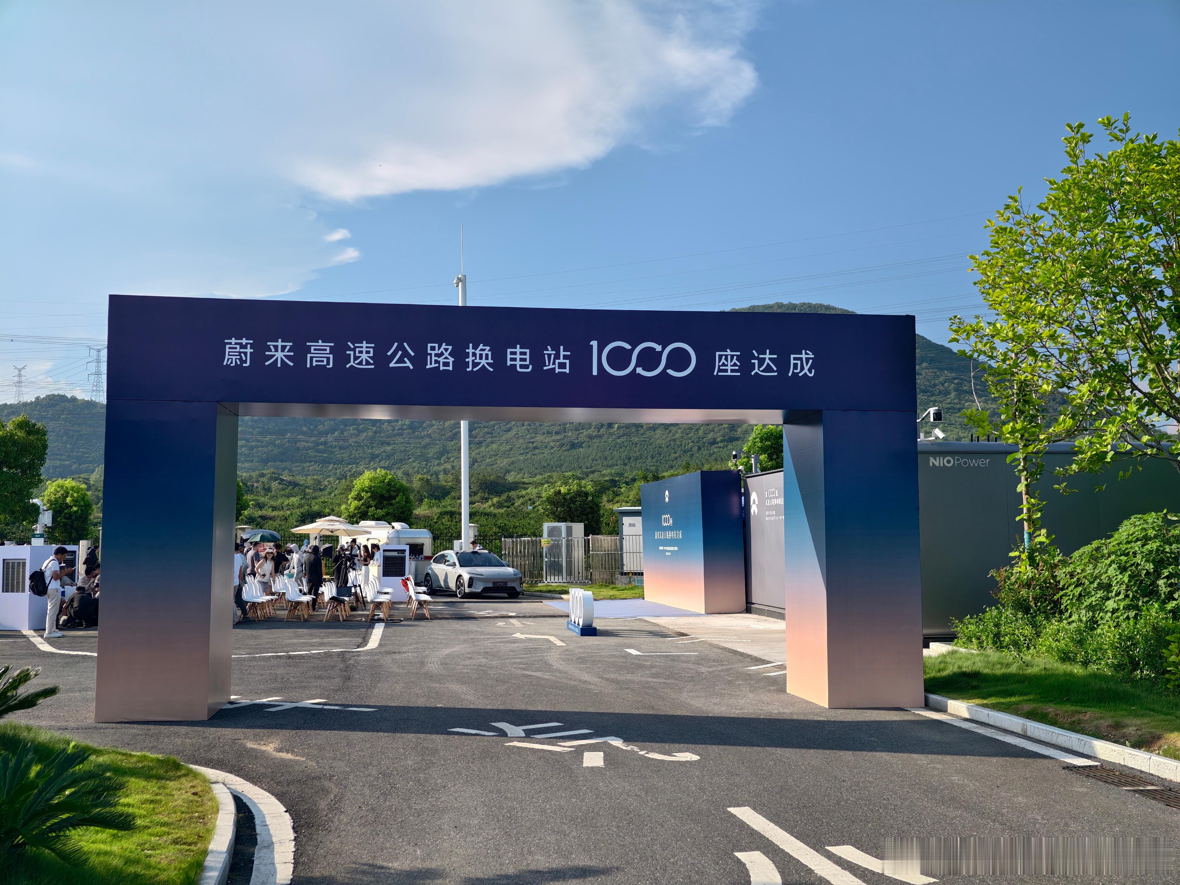 好热啊，看到这乐道大冰箱真想打开拿点冷饮羽毛哥挡住我了见证高速1000座换电站达