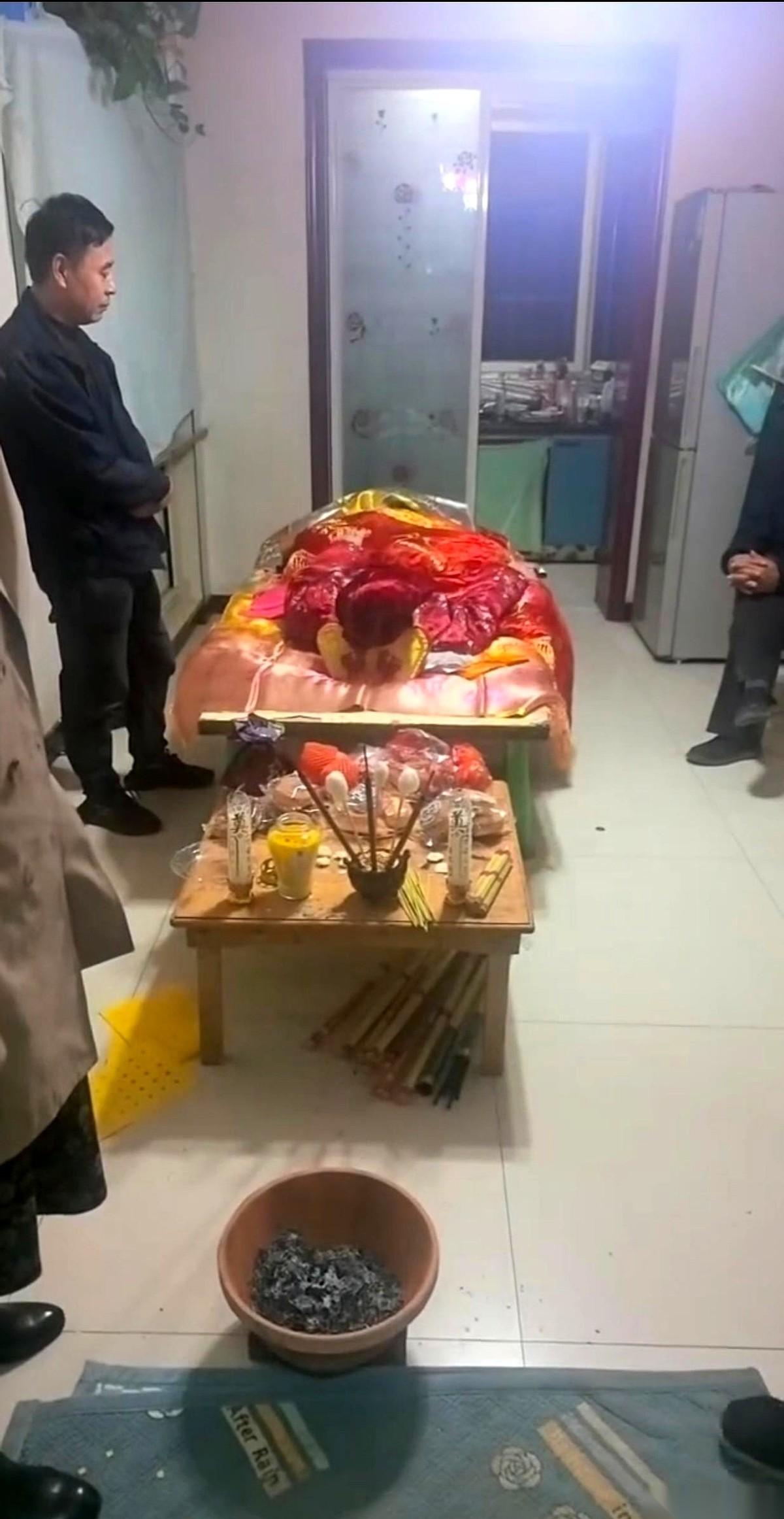 我真是活久了什么都能见到。人还好好的,一口气还悬着呢,那边,寿衣已经整整齐齐给