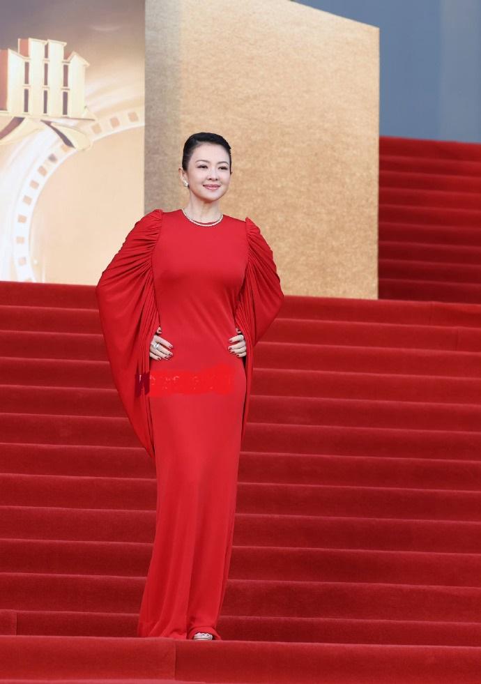 今天章子怡在参加颁奖典礼的时候搭配了一件红色的裙子，看上去特别的有女王范儿。