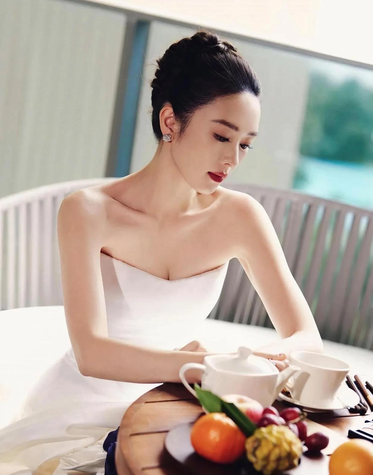 童瑶白色抹胸长裙写真太绝了！优雅大气尽显女神范童瑶一组白色抹胸长裙写真曝光