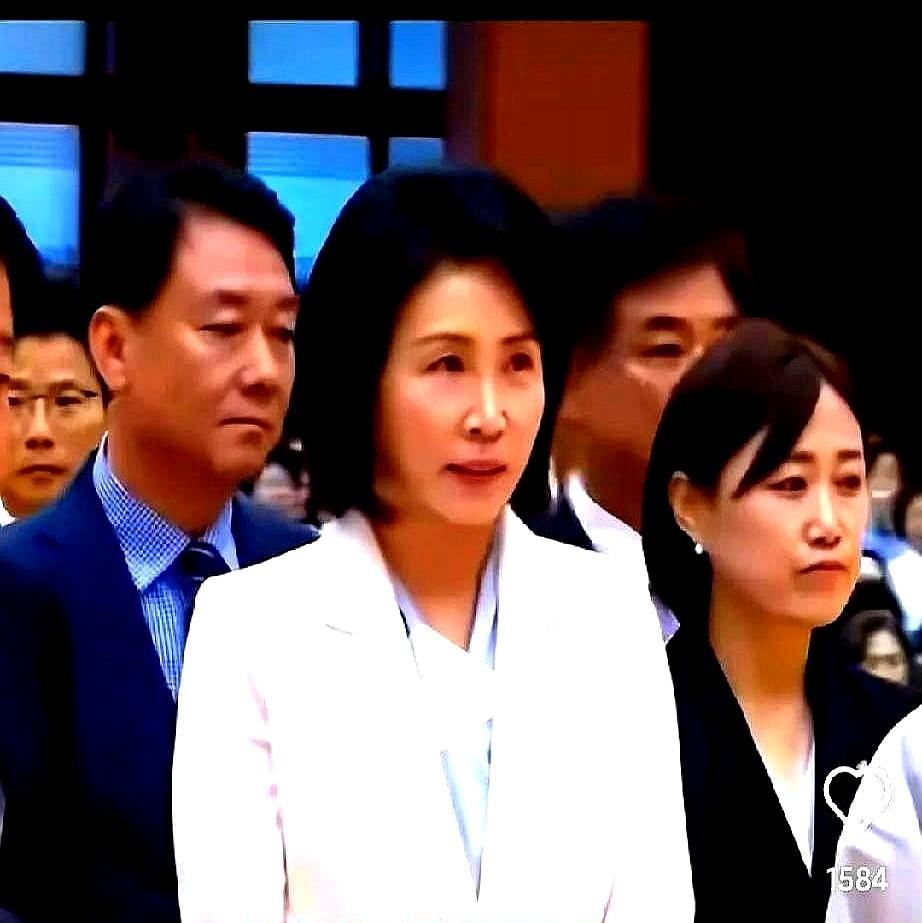 李在明老婆金惠景在他当选之后做的第一件事，不是立刻陪着李在明参加就职典礼，也不是