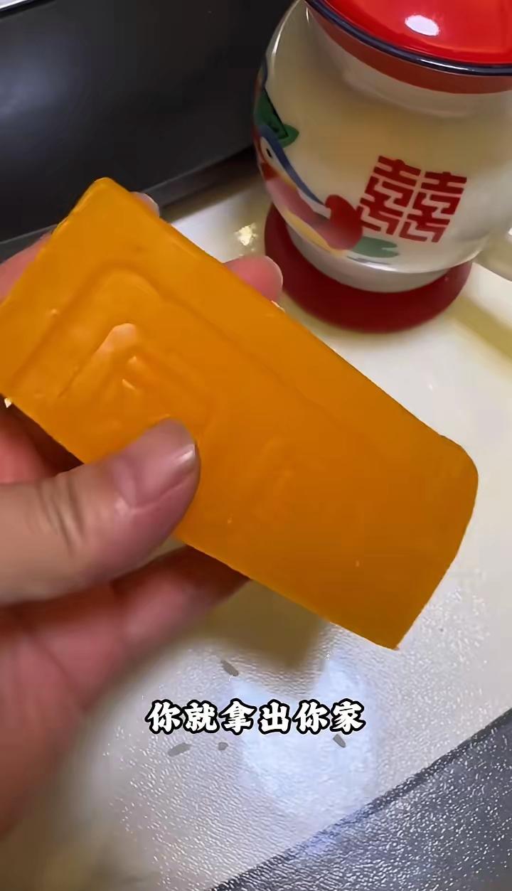 台风过后万一停电，你就拿出你家没有用完的肥皂，中间钻一个小孔，再找一根棉签把它插
