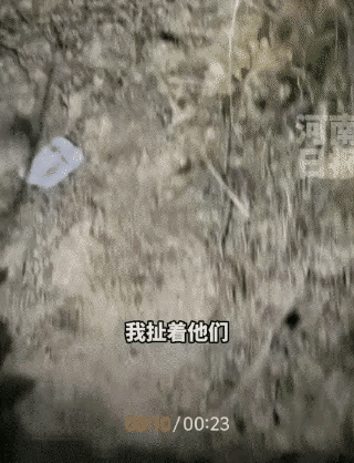 河南驻马店，12月11日报道，一位大哥深夜在自家院子，发现对面一向漆黑的山顶竟有