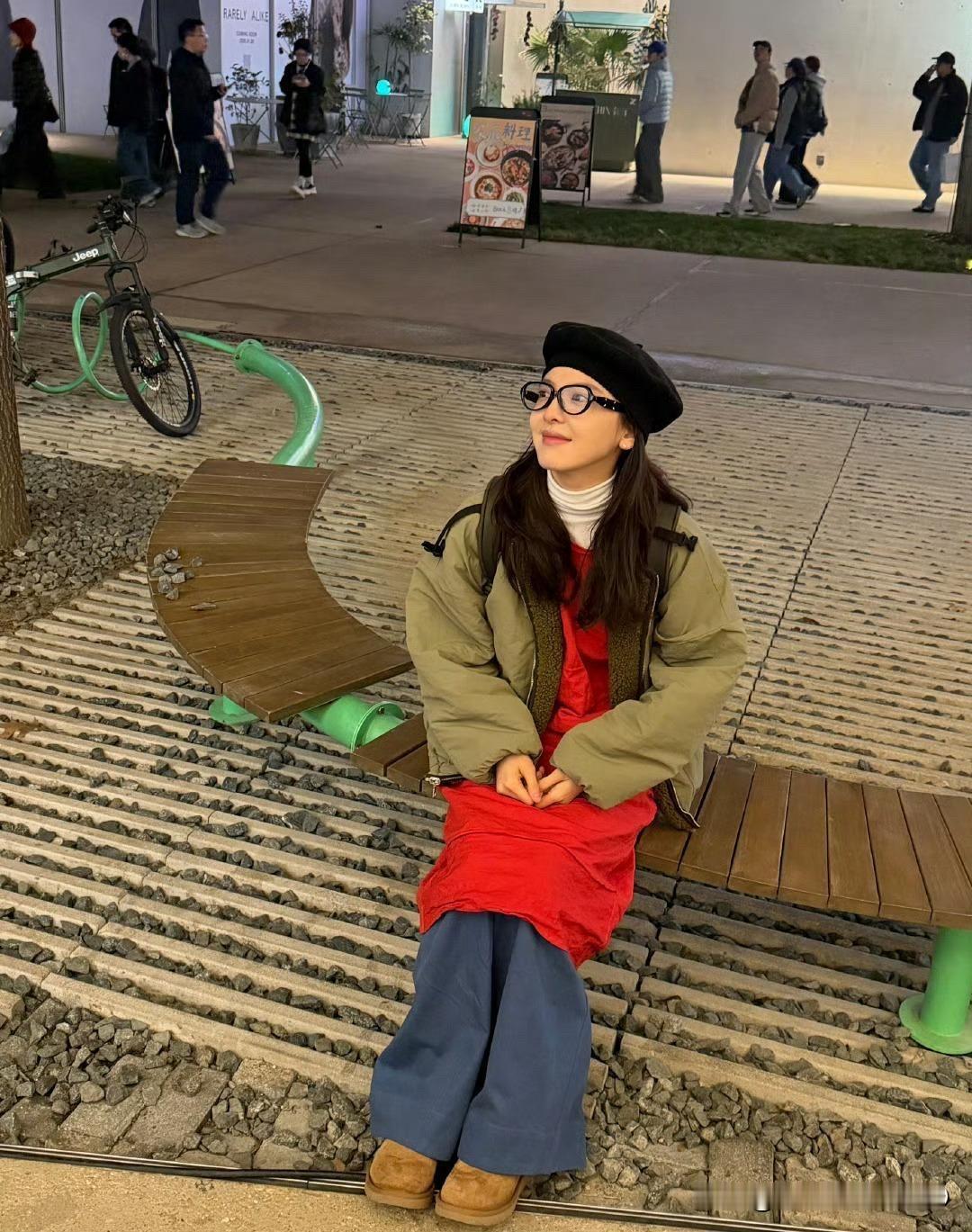 章若楠活泼街拍美图