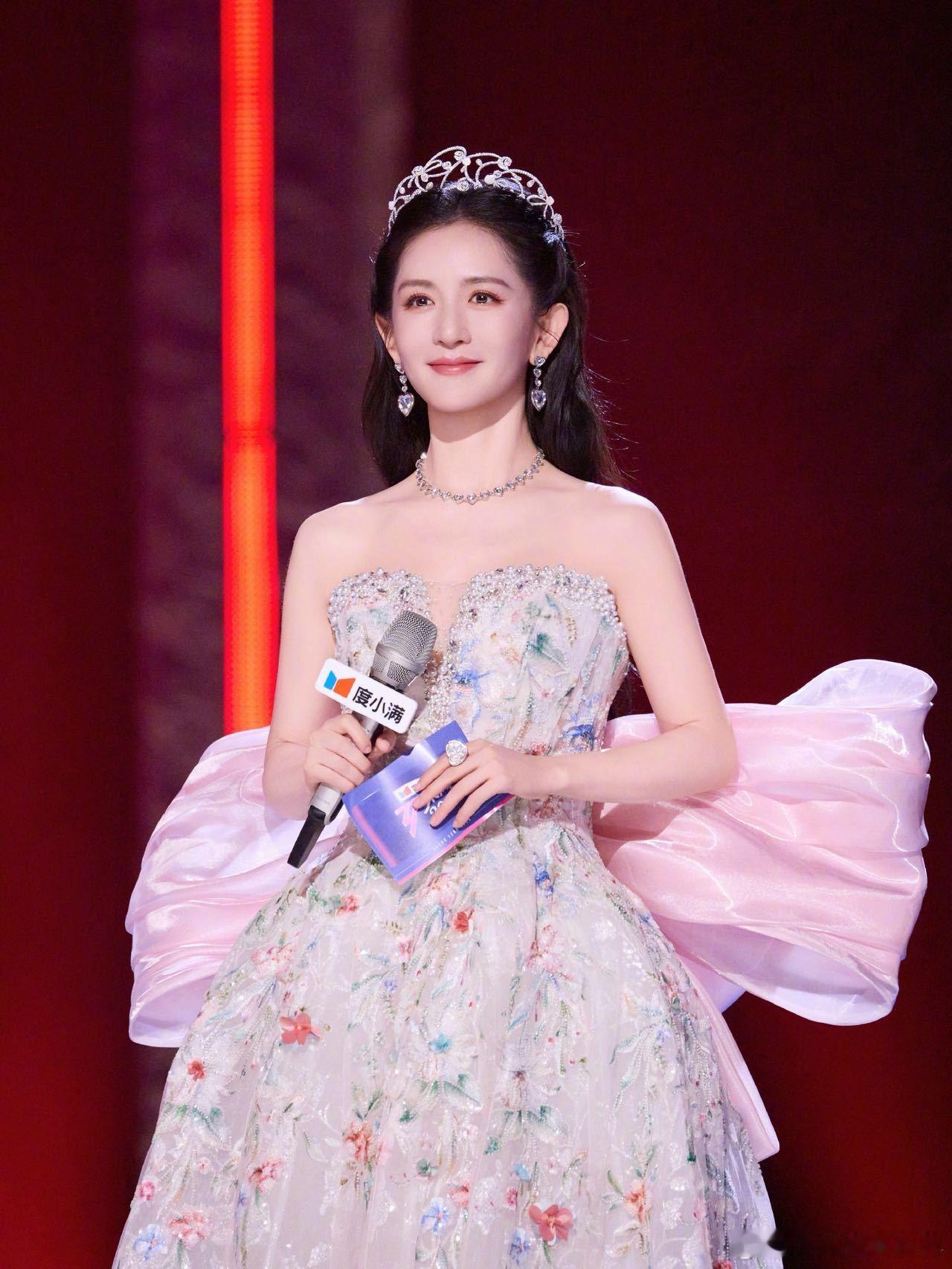 谢娜没票的朋友们别着急谢娜演唱会供需比演唱会供需比这么高，足以证明谢娜的人气