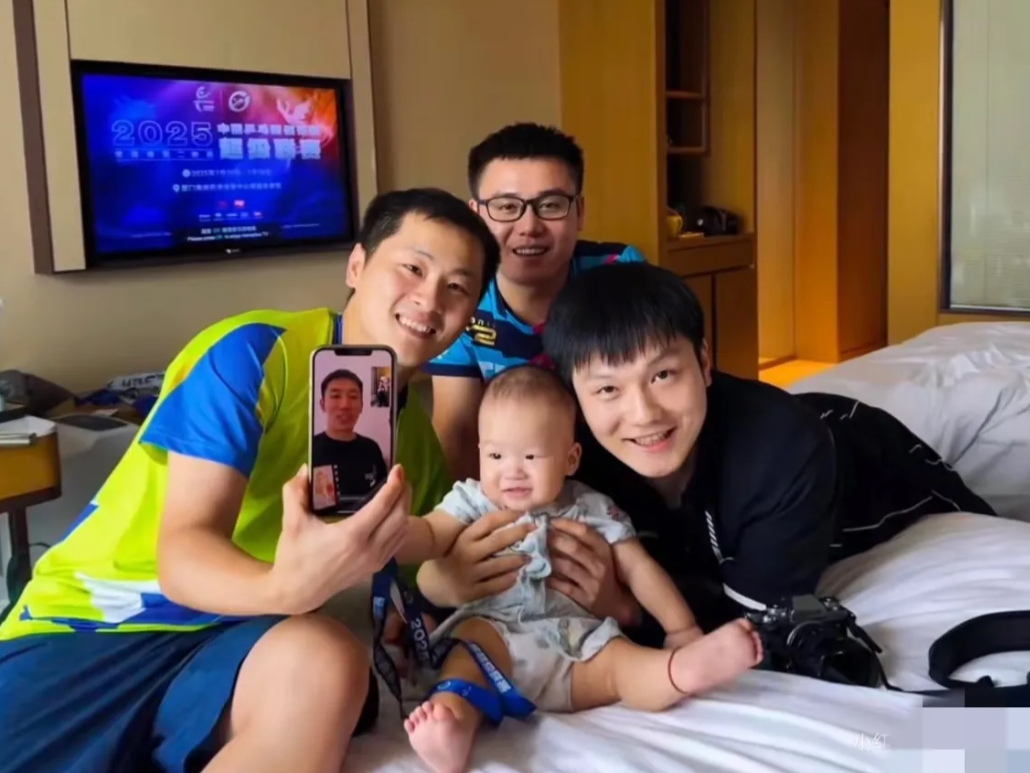 果然是樊振东的好兄弟！这不，乒超联赛第二阶段郑培峰带上他的儿子和赖佳新特意到樊振