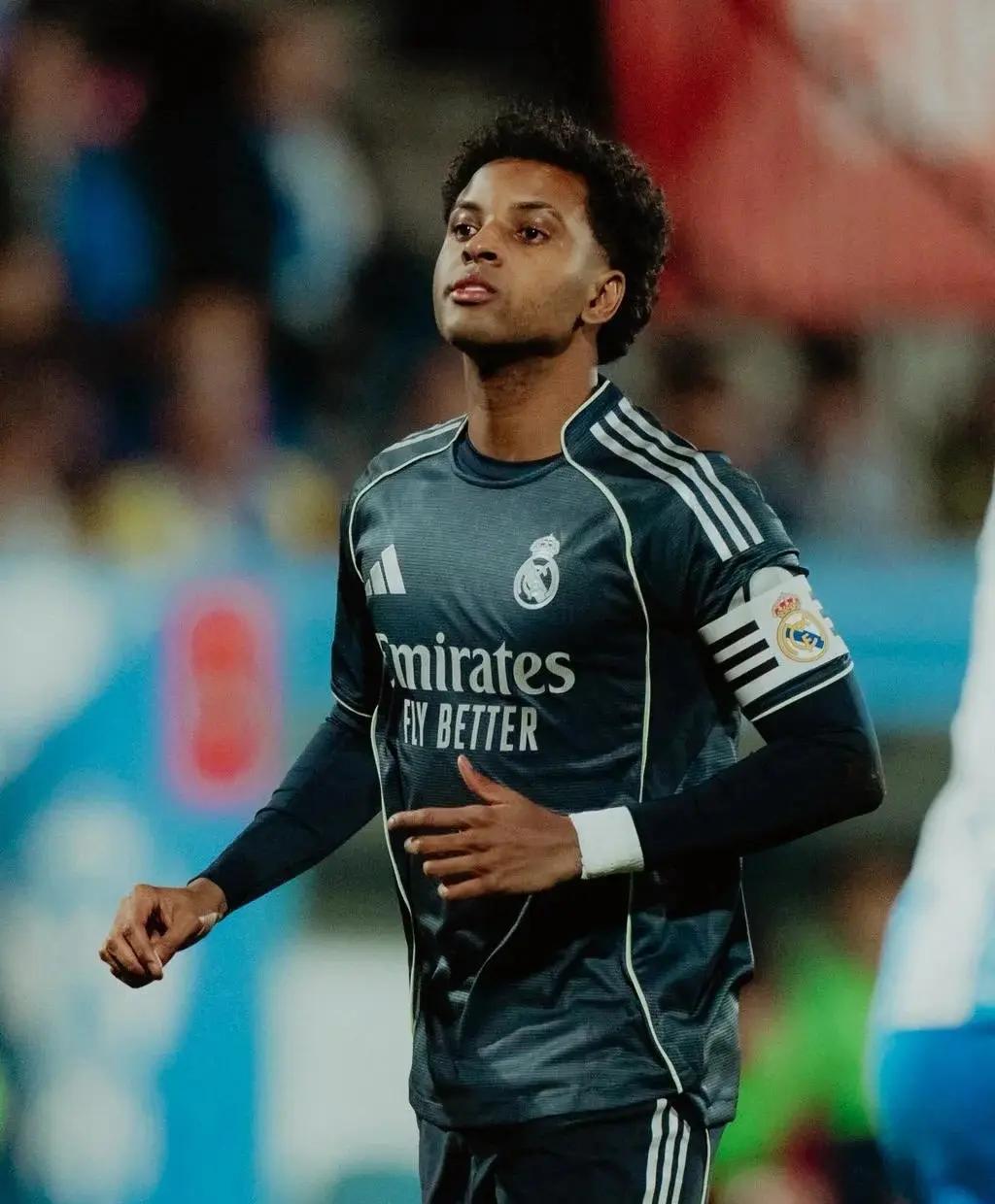 【罗德里戈戴上皇马队长袖标，这是对忠诚的褒奖】罗德里戈作为皇马的新生代核心，戴上