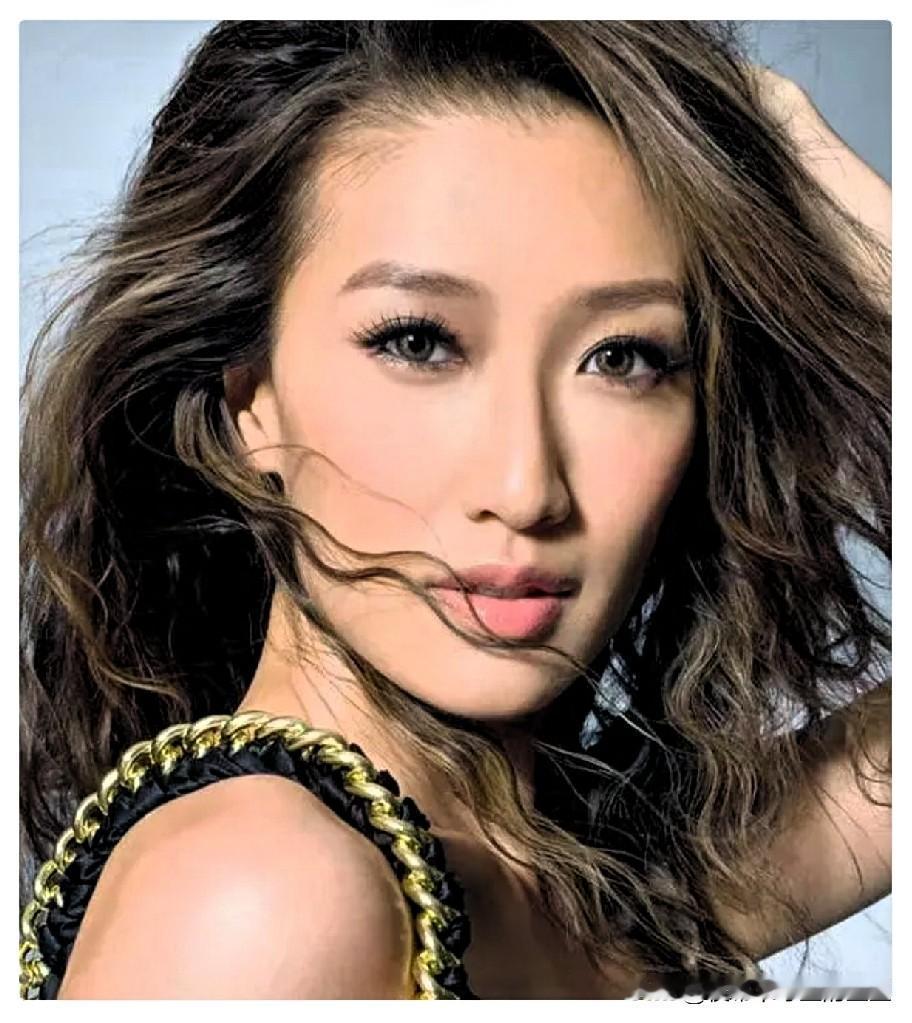 谢婷婷的痛，是隔着太平洋的。接到父亲谢贤去世的消息时，她在加拿大，过着和香