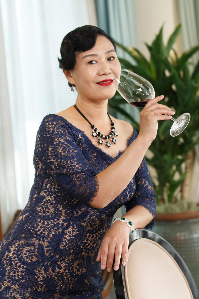 45岁离异女人的深夜坦白：生理上的喜欢，早就跟20岁不一样了凌晨两点，我刚